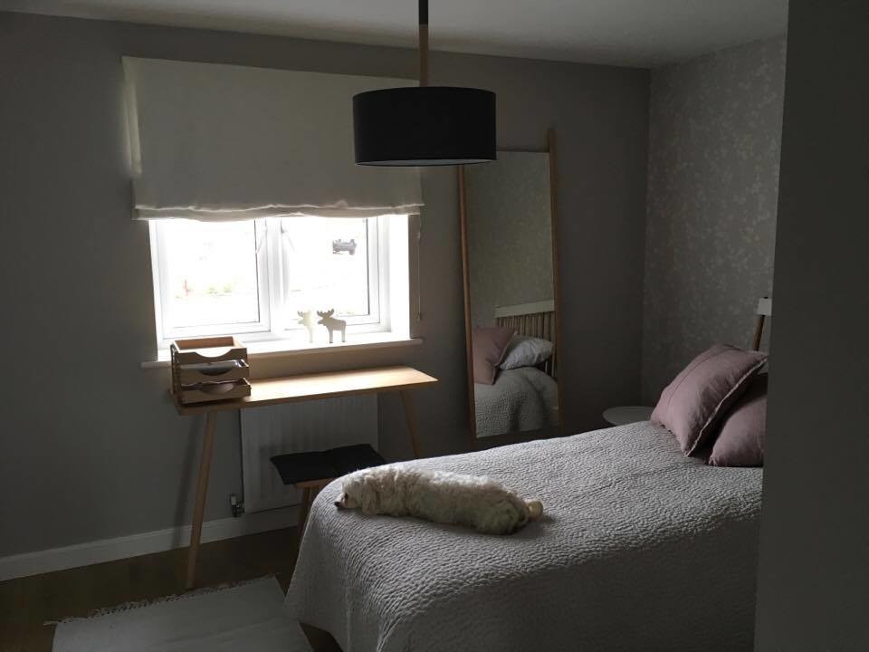ハンプシャーにある北欧スタイルのおしゃれな寝室のレイアウト