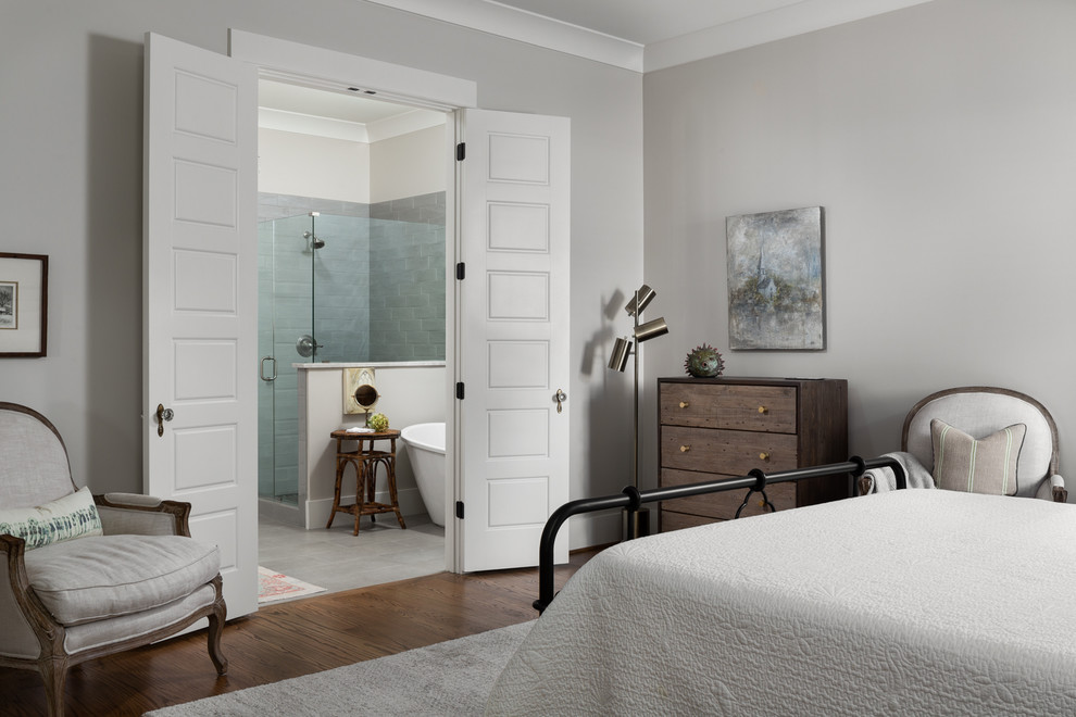 バーミングハムにある小さなトラディショナルスタイルのおしゃれな主寝室 (ベージュの壁、無垢フローリング、暖炉なし、茶色い床) のレイアウト