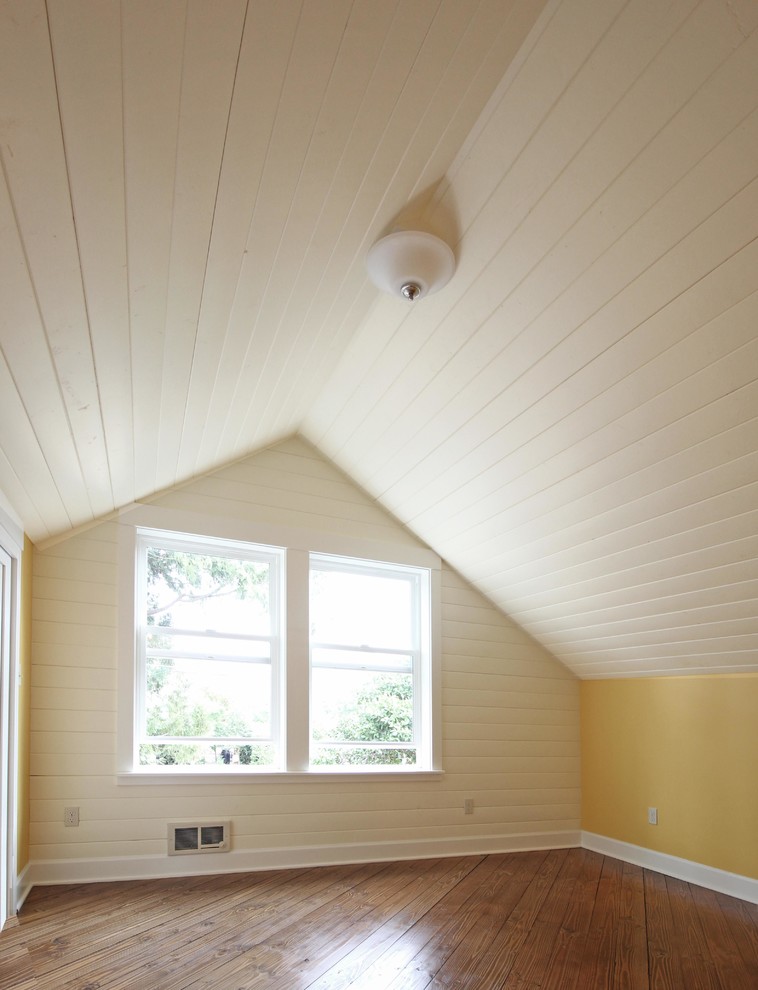 Imagen de habitación de invitados tradicional pequeña con paredes blancas y suelo de madera oscura