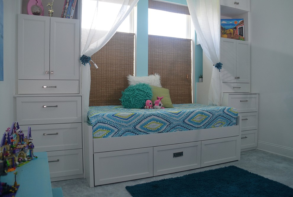 Diseño de habitación de invitados marinera pequeña con paredes azules, suelo de cemento y suelo blanco