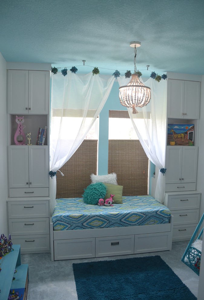Идея дизайна: маленькая гостевая спальня (комната для гостей) в морском стиле с синими стенами, бетонным полом и белым полом для на участке и в саду