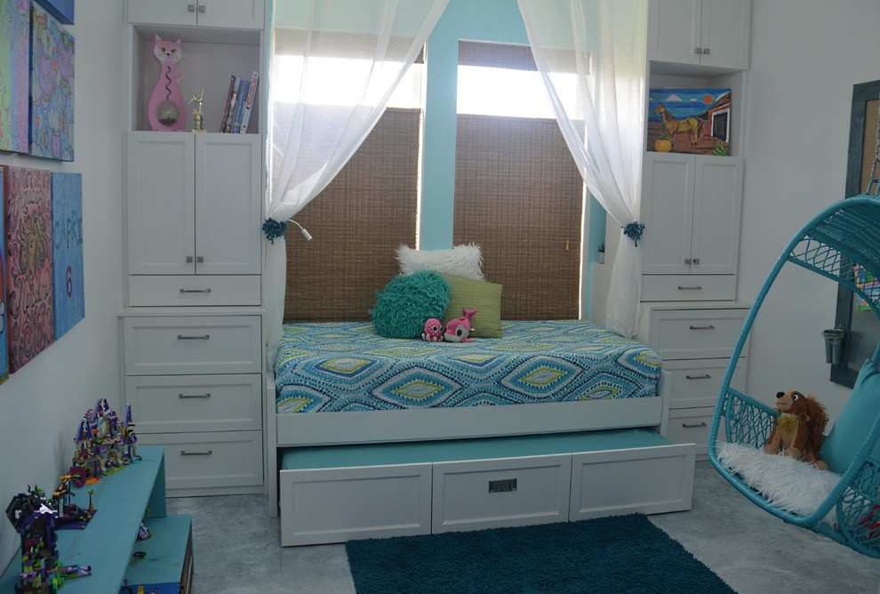 Свежая идея для дизайна: маленькая гостевая спальня (комната для гостей) в морском стиле с синими стенами, бетонным полом и белым полом для на участке и в саду - отличное фото интерьера