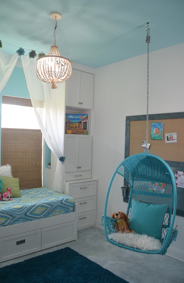 ジャクソンビルにある小さなビーチスタイルのおしゃれな客用寝室 (青い壁、コンクリートの床、白い床) のインテリア