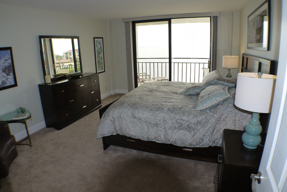 Foto de dormitorio principal costero pequeño sin chimenea con paredes blancas y moqueta
