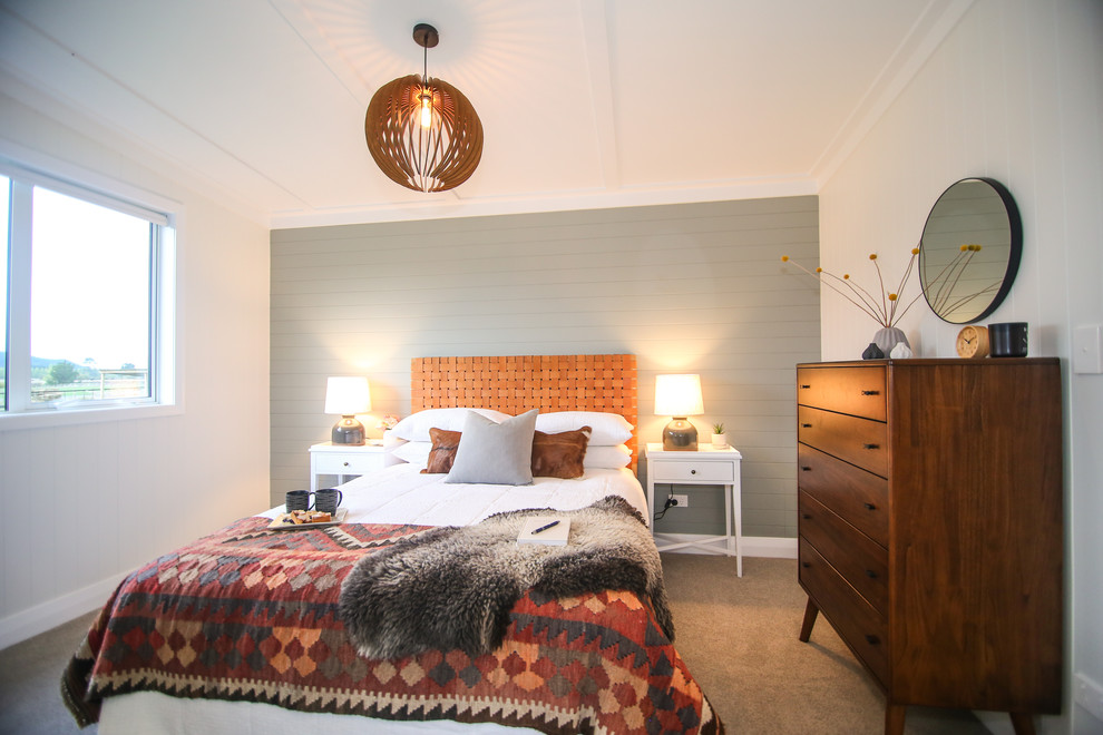 Imagen de dormitorio principal bohemio de tamaño medio con moqueta