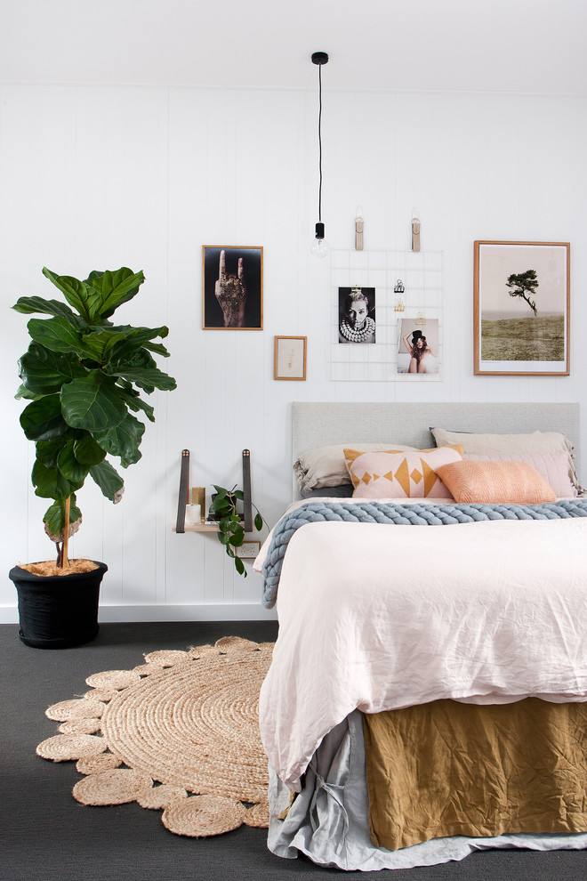 Bild på ett mellanstort skandinaviskt sovrum, med vita väggar och heltäckningsmatta