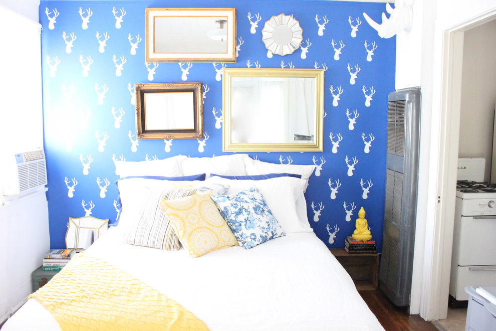 Пример оригинального дизайна: маленькая хозяйская спальня в стиле фьюжн с синими стенами и паркетным полом среднего тона для на участке и в саду