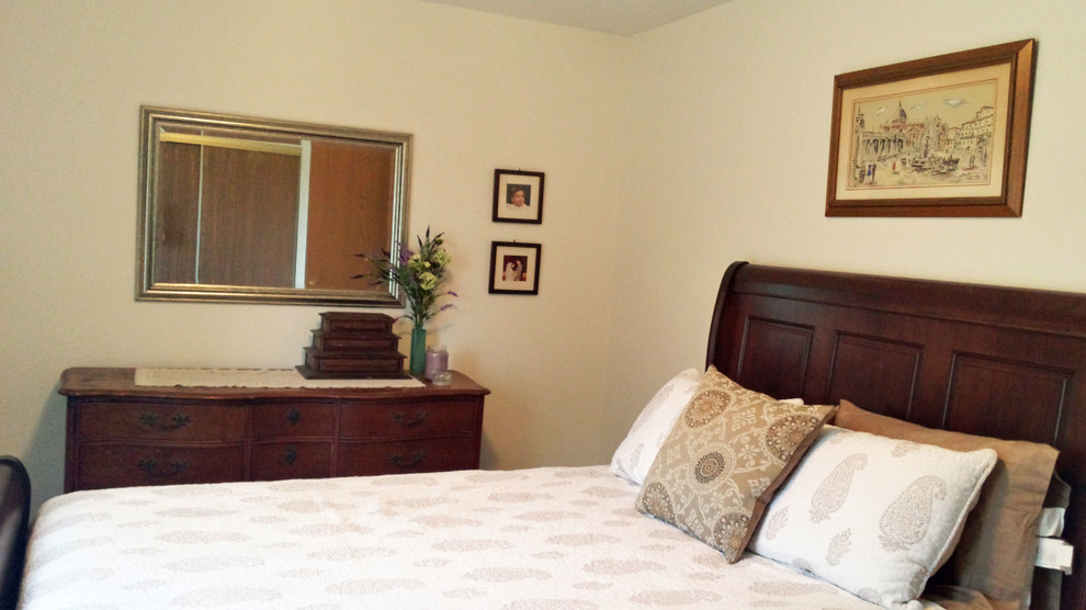 Modelo de dormitorio principal clásico renovado pequeño con paredes blancas y moqueta
