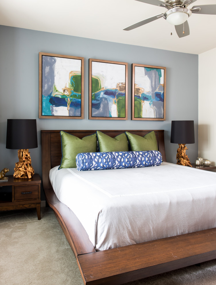 Diseño de dormitorio principal actual de tamaño medio sin chimenea con paredes azules y moqueta