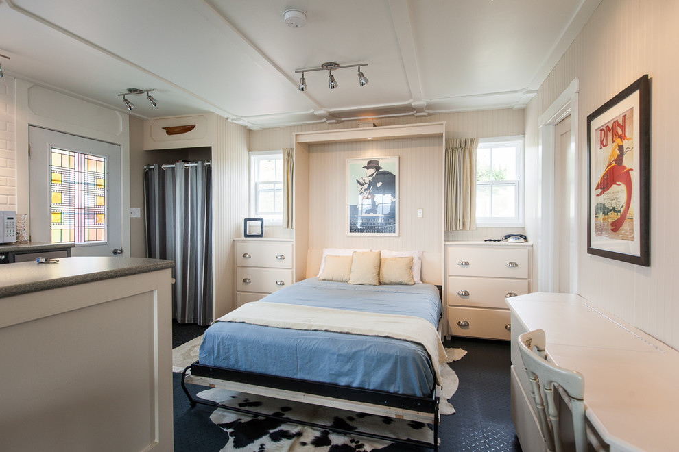 他の地域にあるビーチスタイルのおしゃれな客用寝室 (白い壁、照明、グレーとクリーム色) のレイアウト