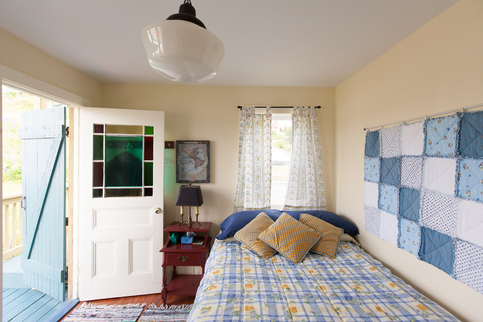 Ejemplo de habitación de invitados marinera con paredes beige y suelo de madera en tonos medios