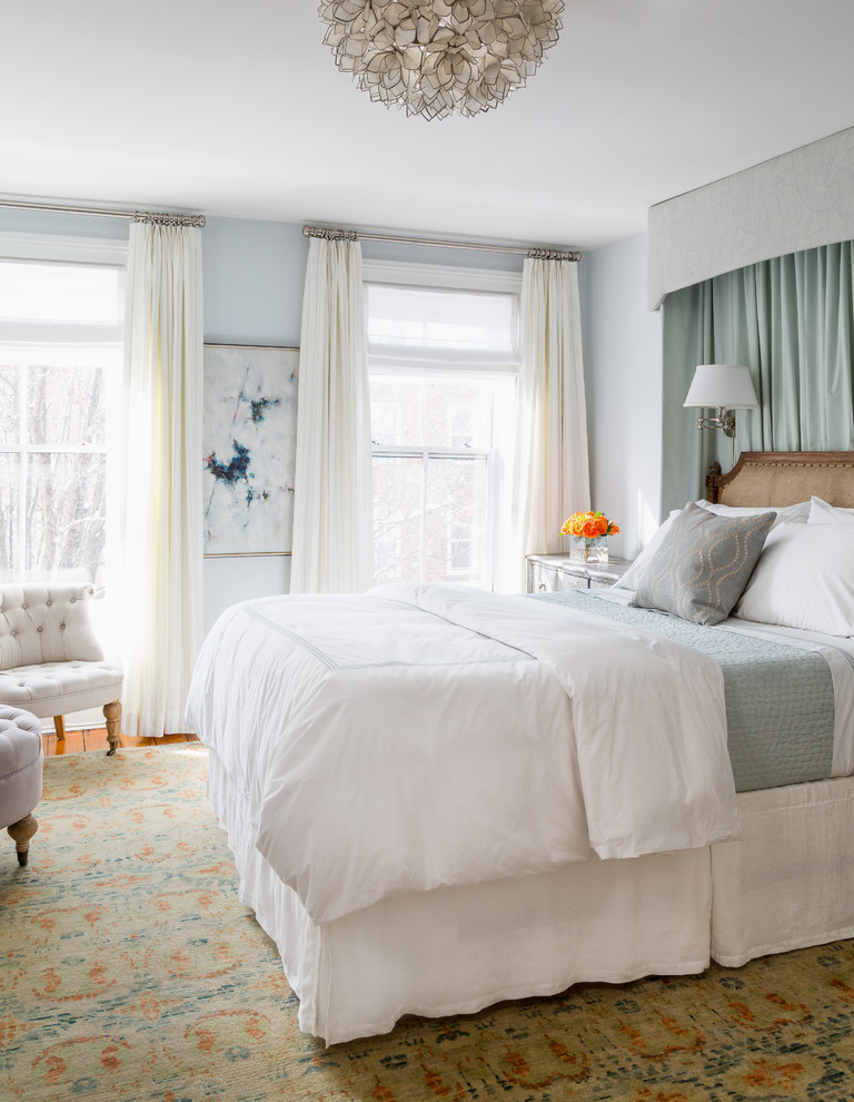 Свежая идея для дизайна: хозяйская спальня среднего размера в классическом стиле с синими стенами и паркетным полом среднего тона без камина - отличное фото интерьера