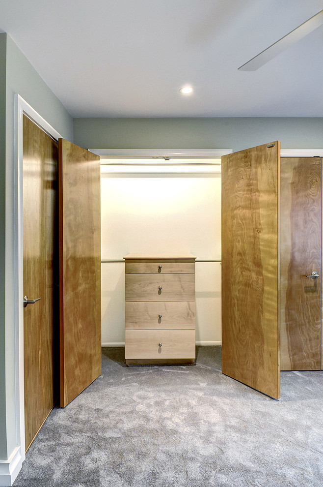 Cette image montre une chambre avec moquette design de taille moyenne avec un mur gris, aucune cheminée et un sol beige.