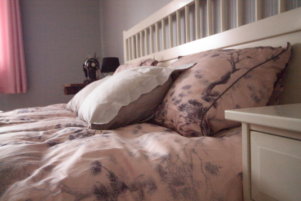 Стильный дизайн: хозяйская спальня среднего размера в скандинавском стиле с серыми стенами, полом из ламината и коричневым полом без камина - последний тренд