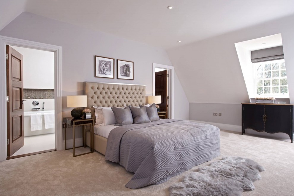 Geräumiges Modernes Gästezimmer ohne Kamin mit lila Wandfarbe und Teppichboden in Sussex