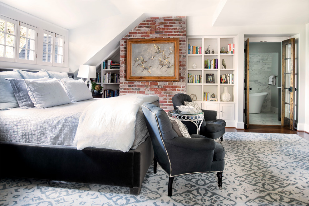 Landhaus Schlafzimmer mit weißer Wandfarbe und braunem Boden in Atlanta