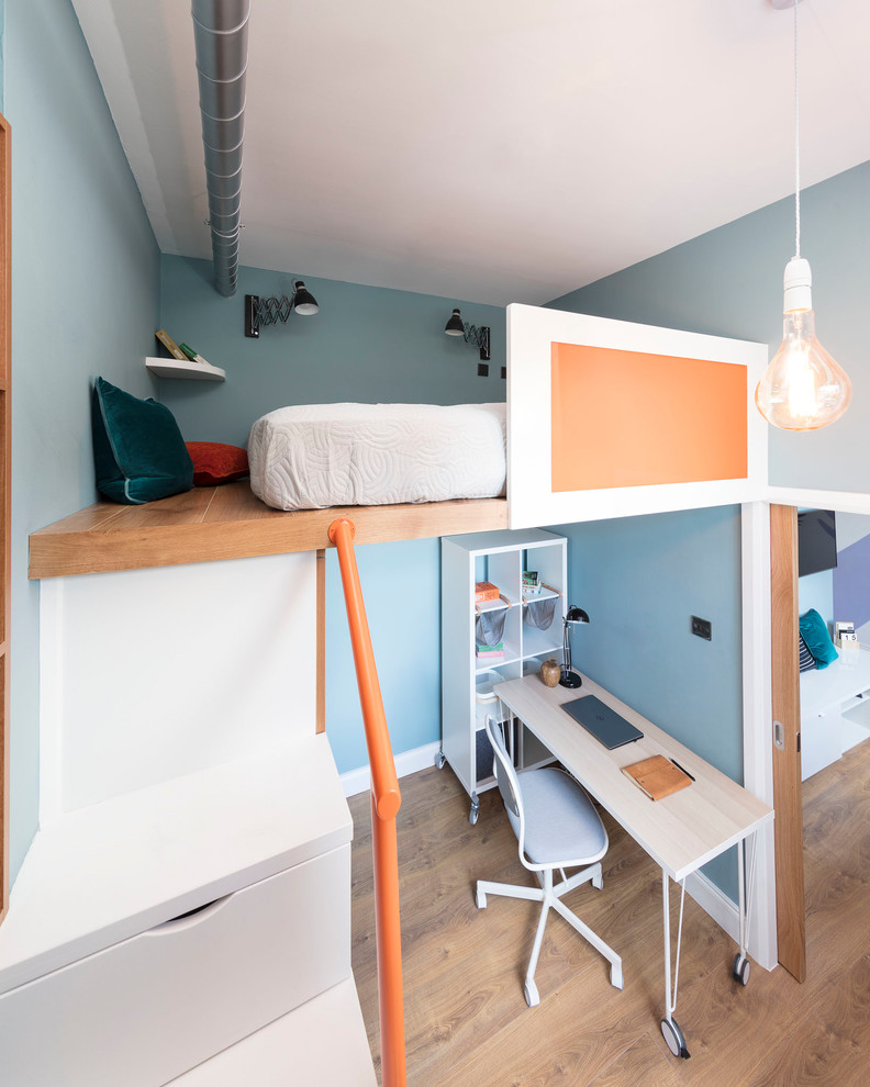 Inspiration för små moderna sovloft, med blå väggar, laminatgolv och brunt golv