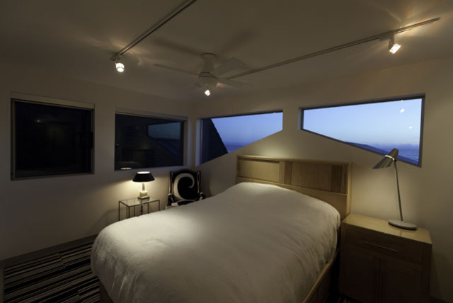 Modelo de dormitorio principal contemporáneo pequeño con paredes blancas y moqueta