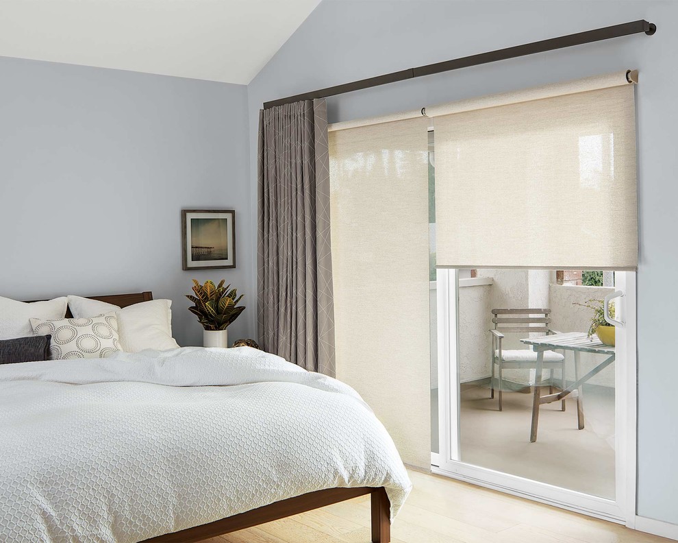 Источник вдохновения для домашнего уюта: хозяйская спальня среднего размера в современном стиле с синими стенами, светлым паркетным полом и коричневым полом без камина