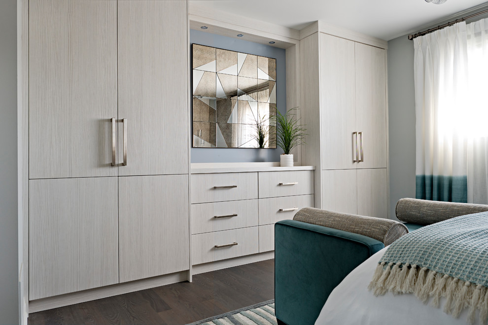 Foto de dormitorio principal clásico renovado de tamaño medio con paredes grises, suelo de baldosas de porcelana y suelo marrón