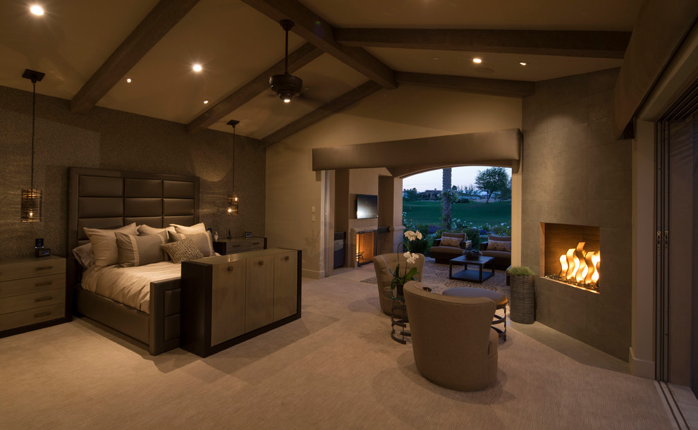 Mittelgroßes Gästezimmer mit beiger Wandfarbe, Teppichboden und Kamin in Sonstige
