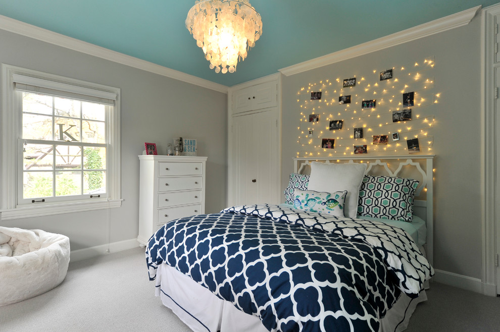 Modelo de dormitorio clásico renovado de tamaño medio con paredes grises y moqueta