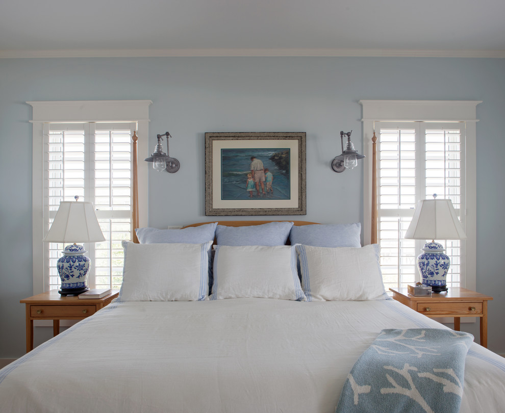 Großes Maritimes Hauptschlafzimmer ohne Kamin mit blauer Wandfarbe und braunem Holzboden in Charleston