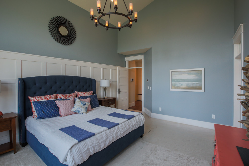 ソルトレイクシティにある広いトランジショナルスタイルのおしゃれな主寝室 (青い壁、カーペット敷き) のインテリア