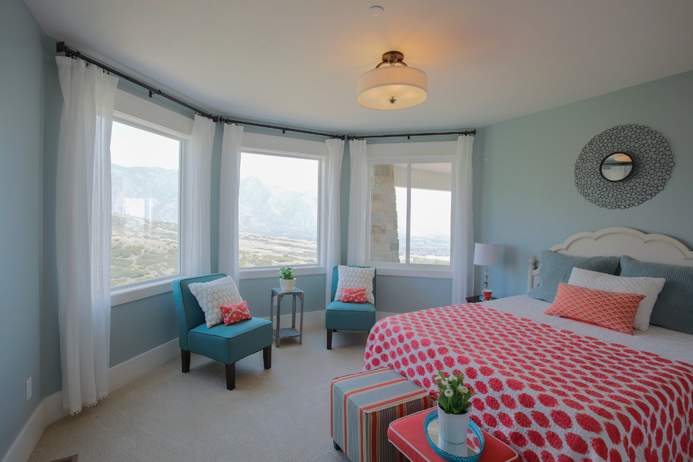 ソルトレイクシティにある広いトランジショナルスタイルのおしゃれな客用寝室 (青い壁、カーペット敷き) のレイアウト