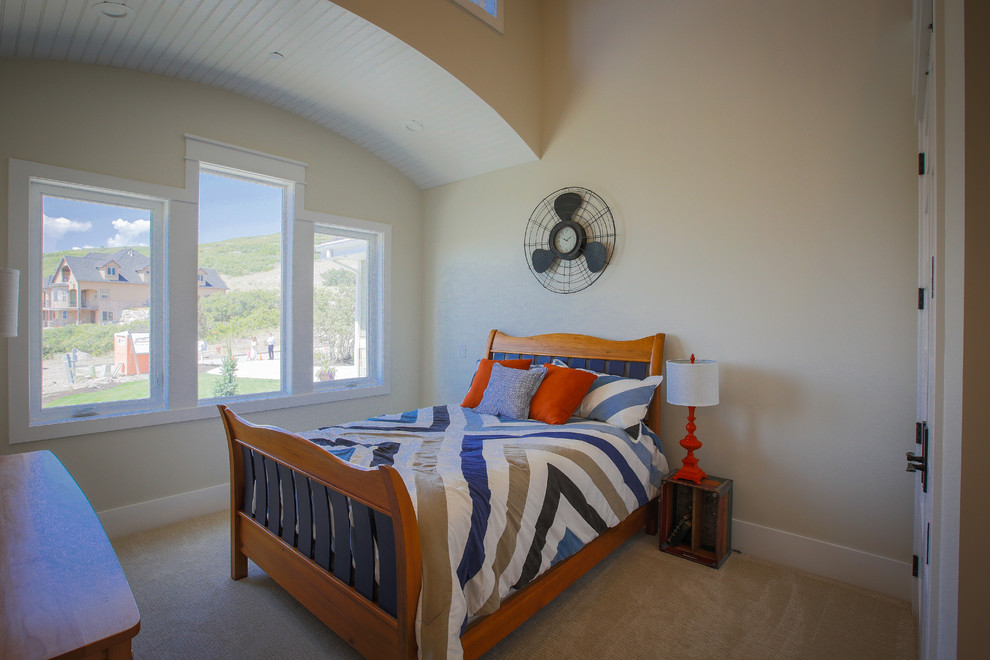 Ejemplo de habitación de invitados tradicional renovada de tamaño medio con paredes beige y moqueta