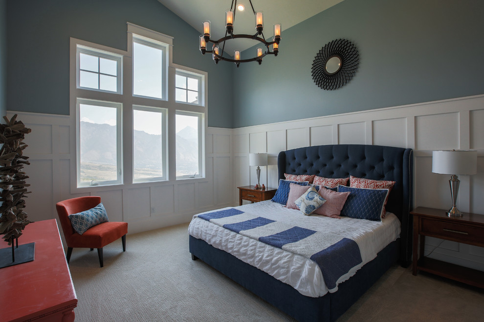 На фото: большая хозяйская спальня в стиле неоклассика (современная классика) с синими стенами и ковровым покрытием