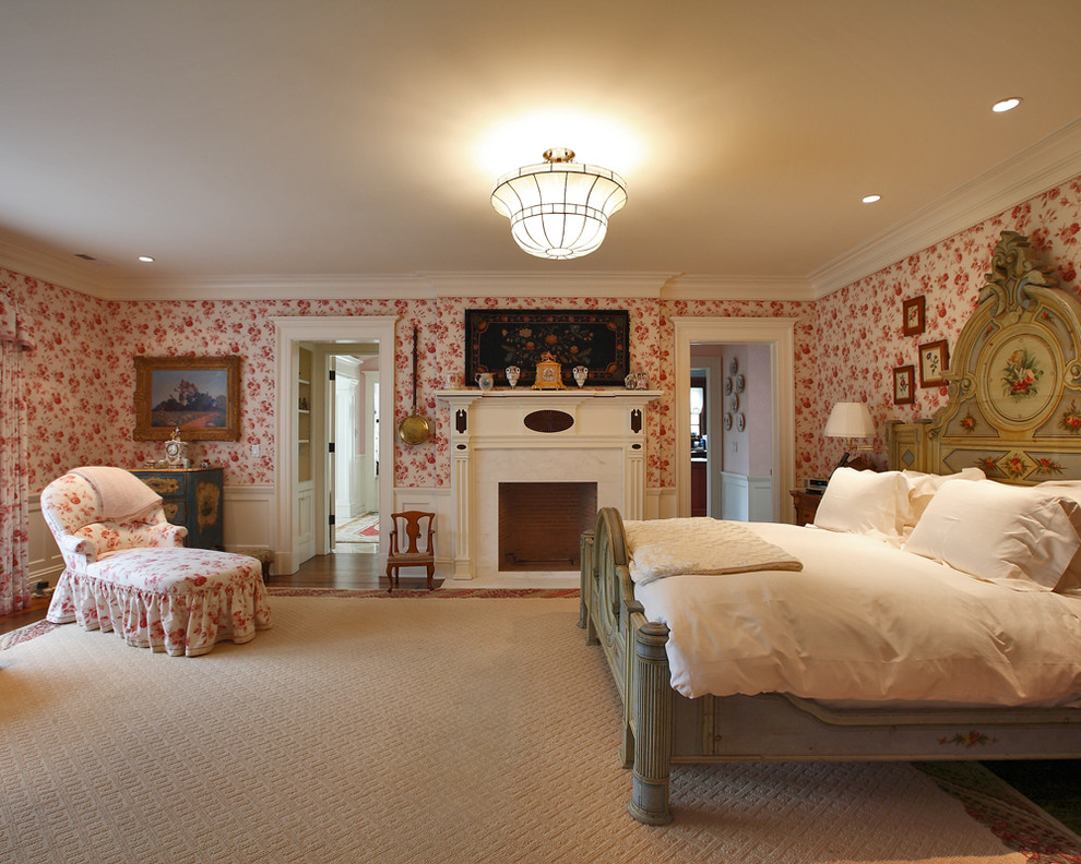 Inspiration för klassiska sovrum, med röda väggar och en standard öppen spis