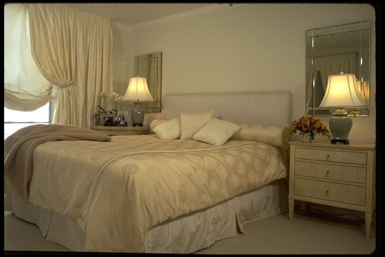 Inspiration för ett mellanstort vintage sovrum, med beige väggar och heltäckningsmatta