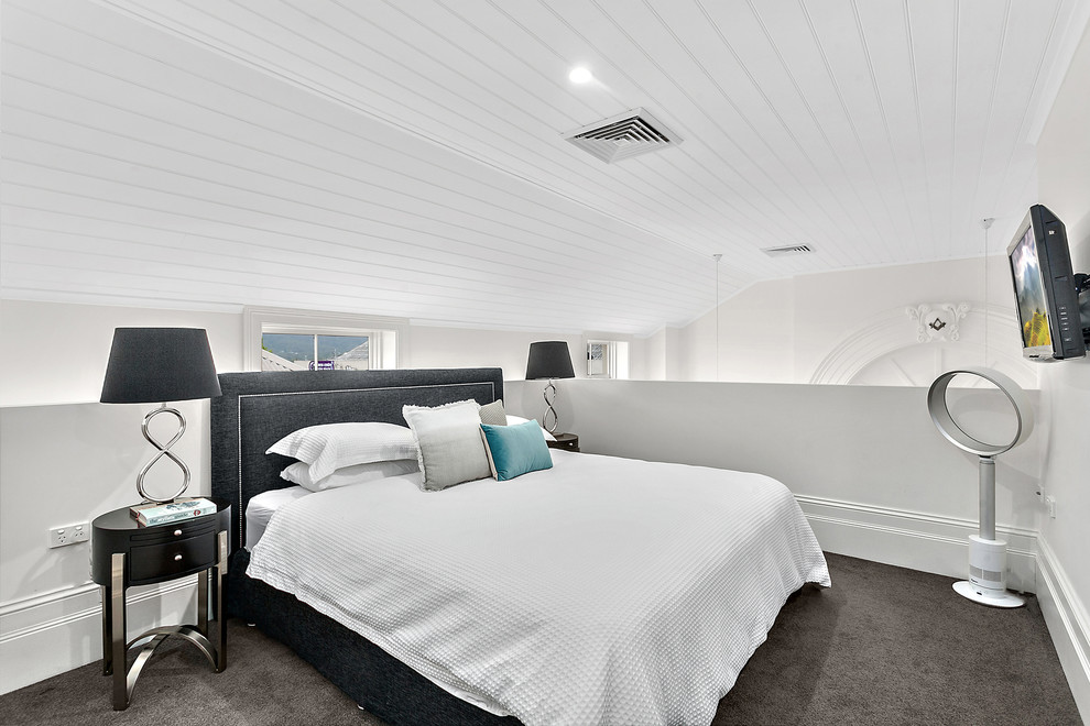 Ejemplo de dormitorio tipo loft actual con paredes blancas, moqueta y suelo gris