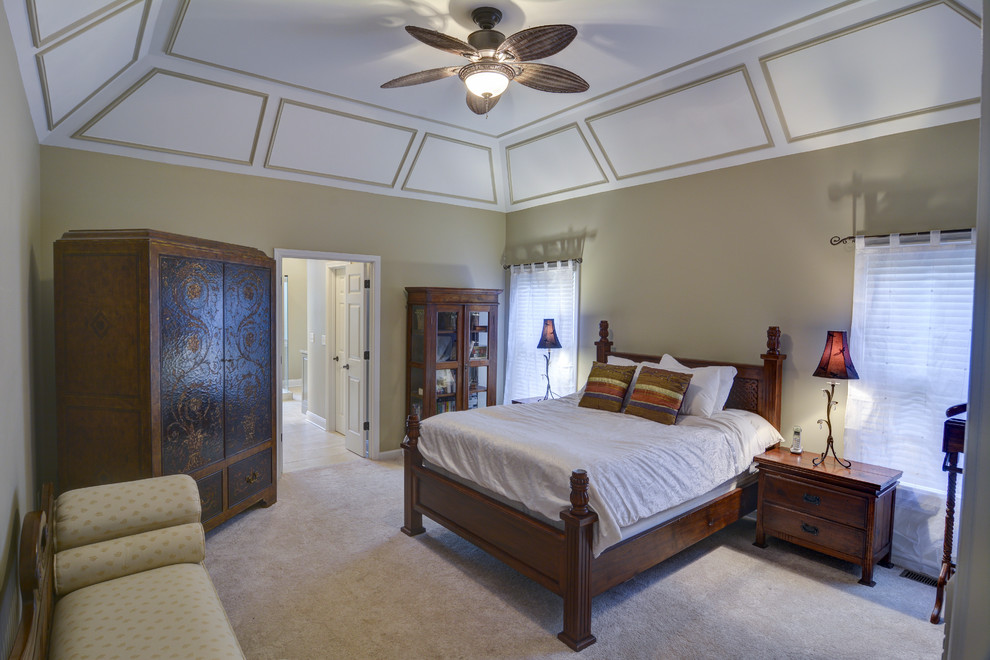 Modelo de dormitorio principal clásico grande sin chimenea con paredes beige y moqueta