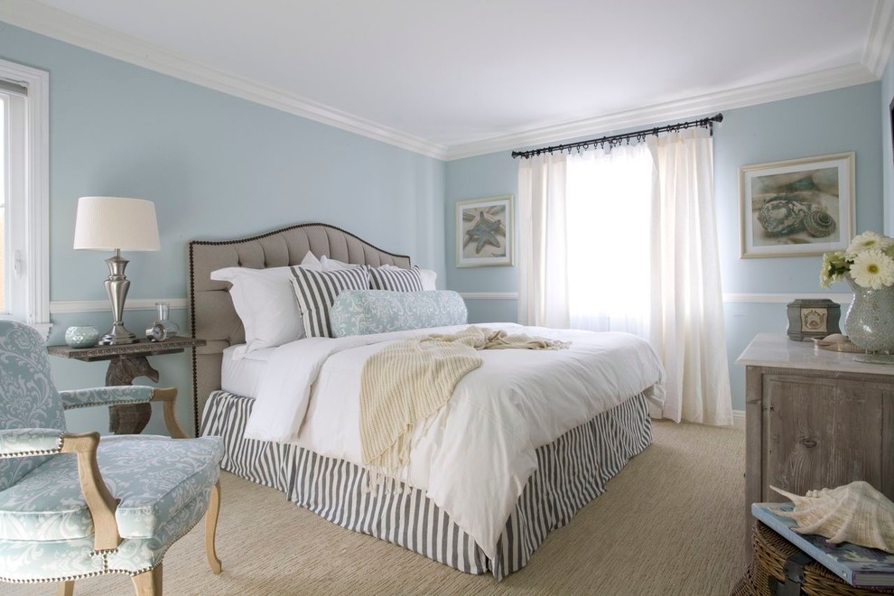 This is an example of a classic guest bedroom in Los Angeles with blue walls and carpet.