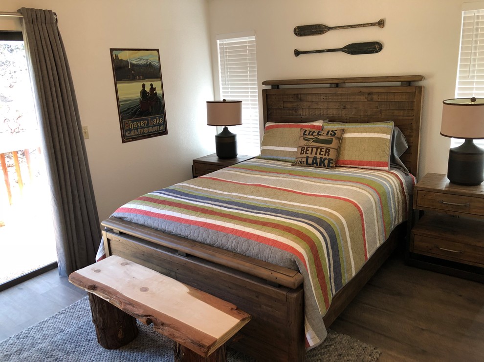 Mittelgroßes Uriges Schlafzimmer ohne Kamin mit beiger Wandfarbe, dunklem Holzboden und braunem Boden in Sonstige