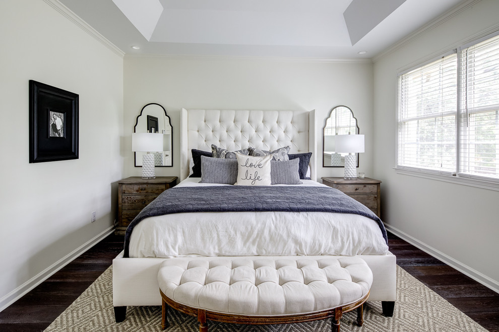 Пример оригинального дизайна: хозяйская спальня среднего размера в классическом стиле с серыми стенами, паркетным полом среднего тона и коричневым полом