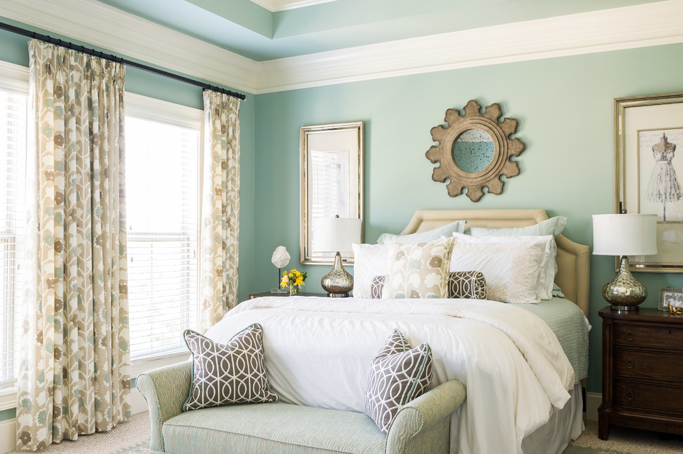 Diseño de dormitorio principal tradicional con paredes azules, moqueta y suelo beige
