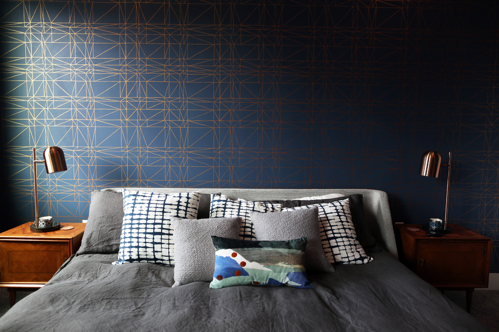 オースティンにある小さなミッドセンチュリースタイルのおしゃれな主寝室 (青い壁、カーペット敷き、暖炉なし、グレーの床)