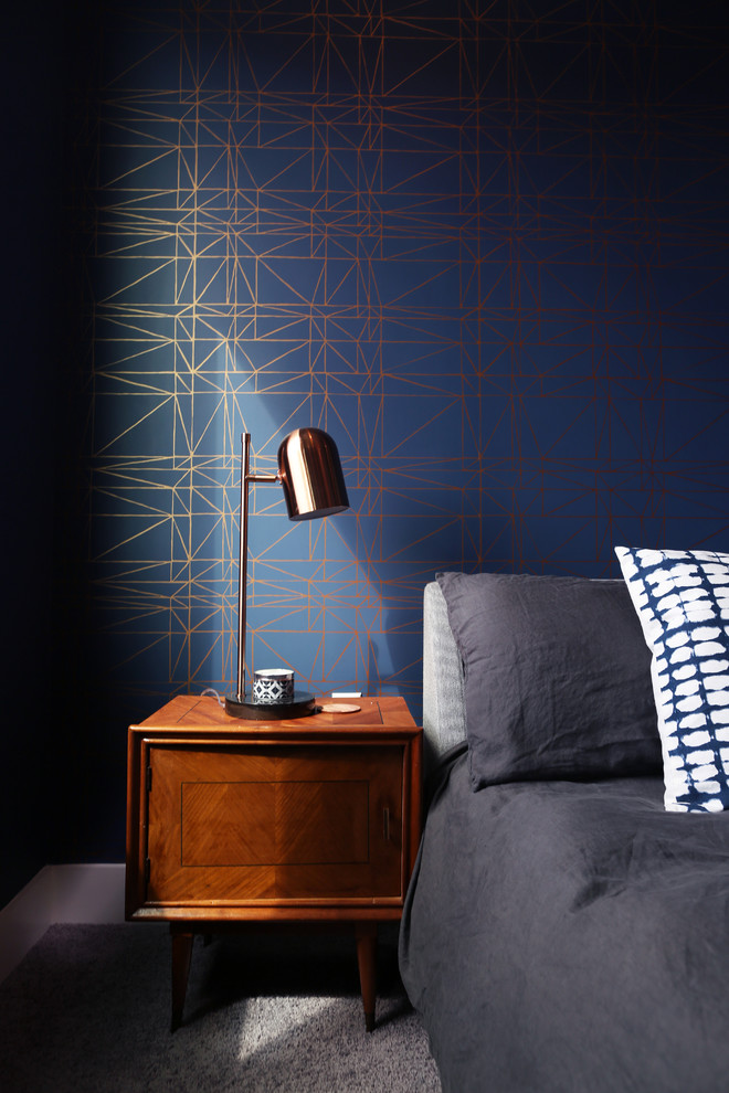 Идея дизайна: хозяйская спальня среднего размера в стиле ретро с синими стенами, ковровым покрытием и серым полом без камина