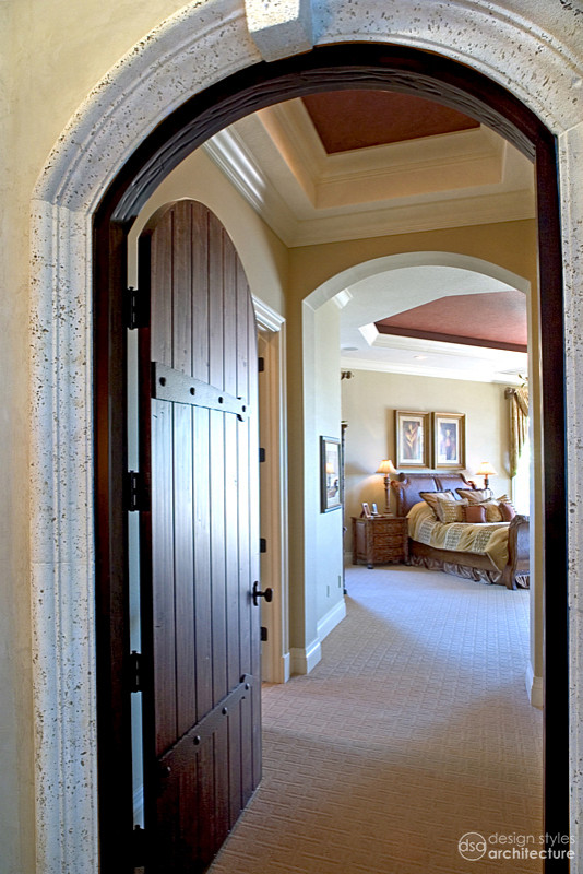Источник вдохновения для домашнего уюта: хозяйская спальня в стиле рустика с бежевыми стенами и ковровым покрытием