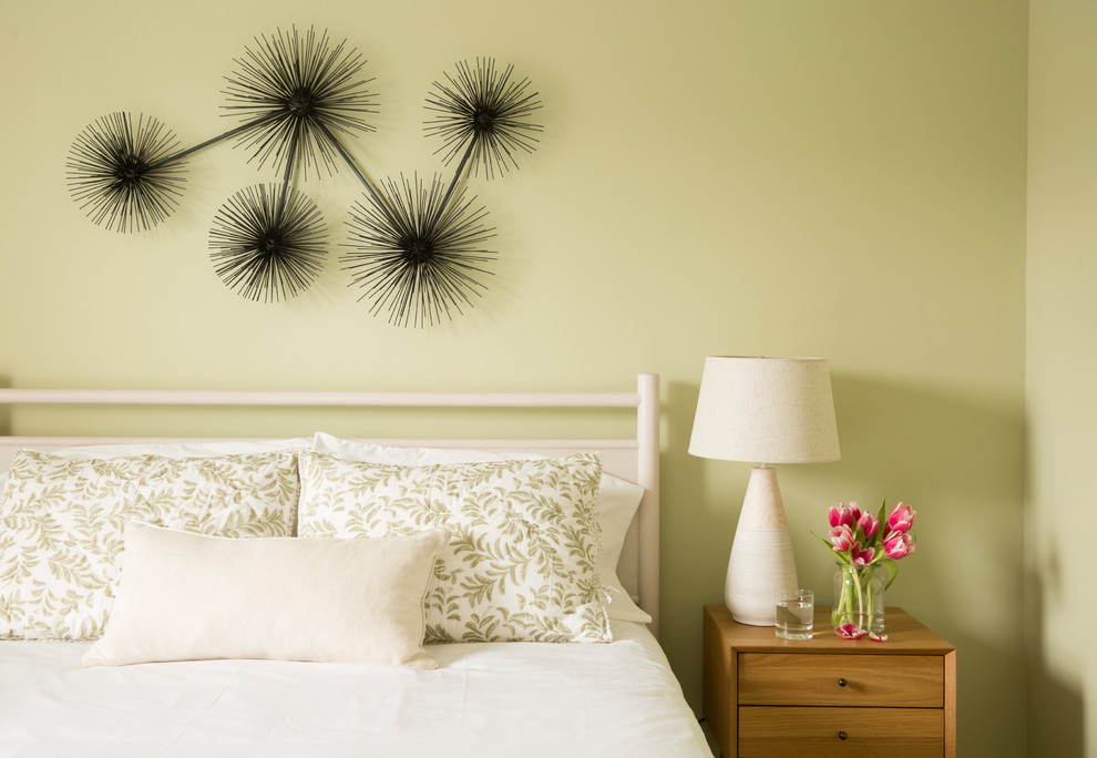 На фото: гостевая спальня среднего размера, (комната для гостей) в современном стиле с зелеными стенами без камина с