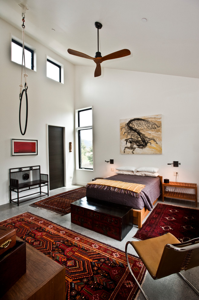 他の地域にある中くらいなコンテンポラリースタイルのおしゃれな主寝室 (白い壁、コンクリートの床、グレーの床) のレイアウト