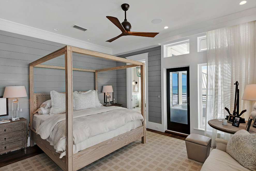 Свежая идея для дизайна: большая спальня в морском стиле с белыми стенами и темным паркетным полом без камина - отличное фото интерьера
