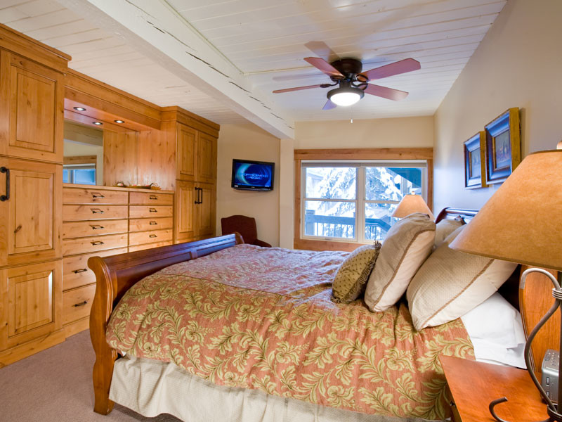 Kleines Rustikales Hauptschlafzimmer ohne Kamin mit beiger Wandfarbe und Teppichboden in Denver