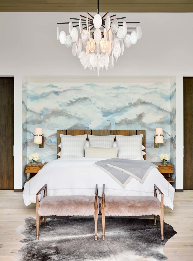 Идея дизайна: хозяйская спальня среднего размера в стиле неоклассика (современная классика) с белыми стенами, светлым паркетным полом и бежевым полом без камина