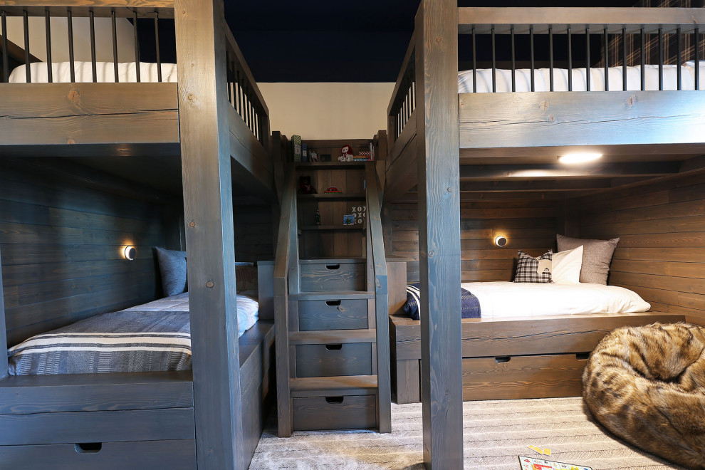 На фото: большая гостевая спальня (комната для гостей) в стиле рустика с синими стенами, ковровым покрытием и белым полом с