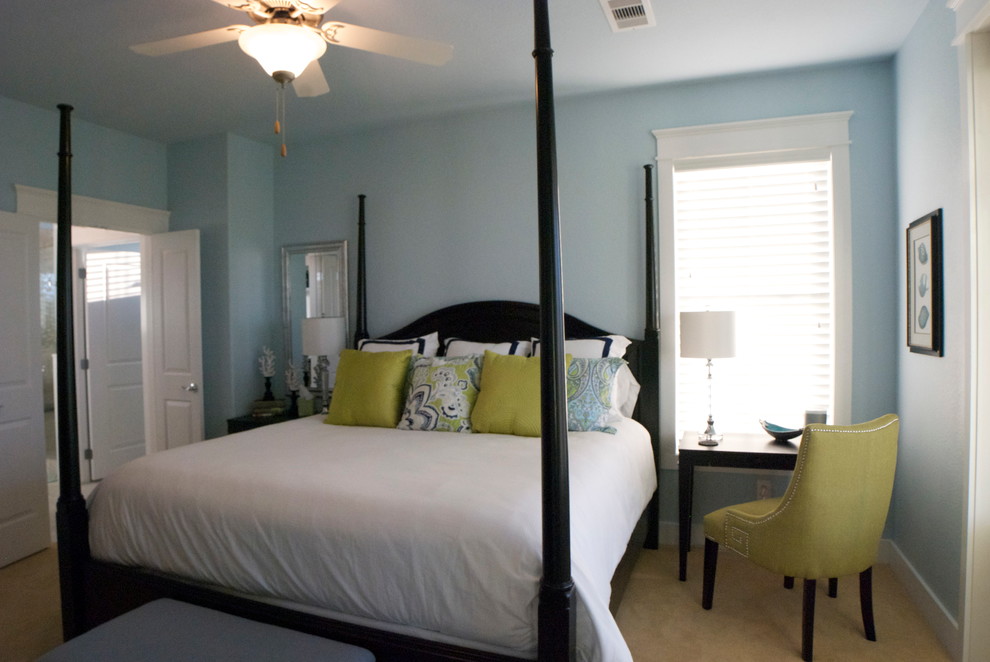 Foto de habitación de invitados costera de tamaño medio sin chimenea con paredes azules y moqueta