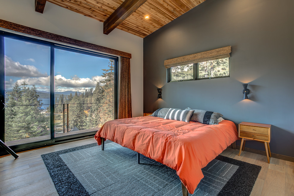 シアトルにあるコンテンポラリースタイルのおしゃれな寝室 (グレーの壁、淡色無垢フローリング)
